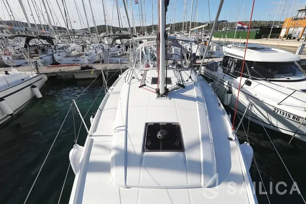 Oceanis 34.1 - Yacht Charter Sailica