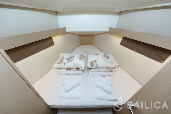 Oceanis 34.1 - Yacht Charter Sailica