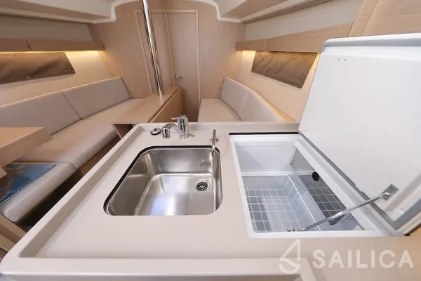 Oceanis 34.1 - Yacht Charter Sailica