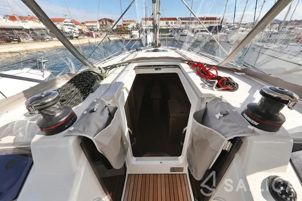 Oceanis 34.1 - Yacht Charter Sailica