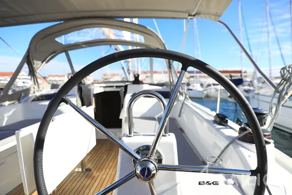 Oceanis 34.1 - Yacht Charter Sailica