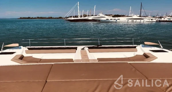 Nautitech 47 Power - Yacht Charter Sailica