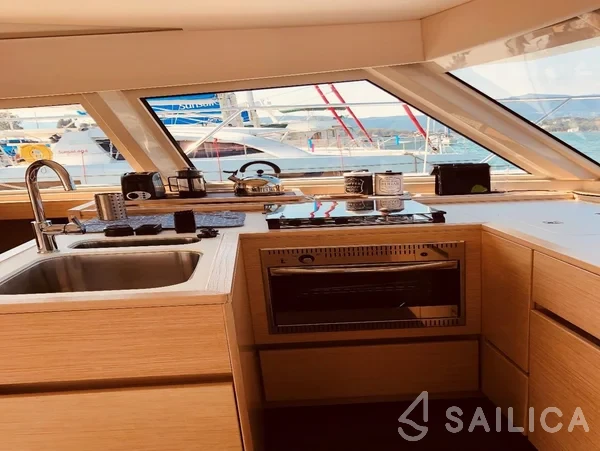 Nautitech 47 Power - Yacht Charter Sailica