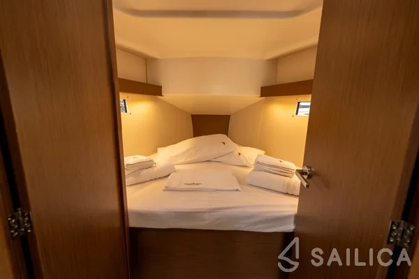 Oceanis 34.1 - Yacht Charter Sailica