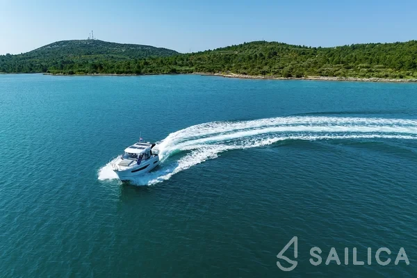 Merry Fisher 895 - Yacht Charter Sailica