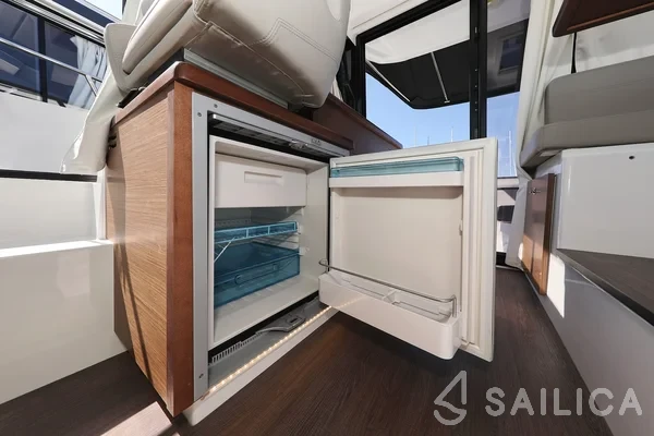 Merry Fisher 895 - Yacht Charter Sailica