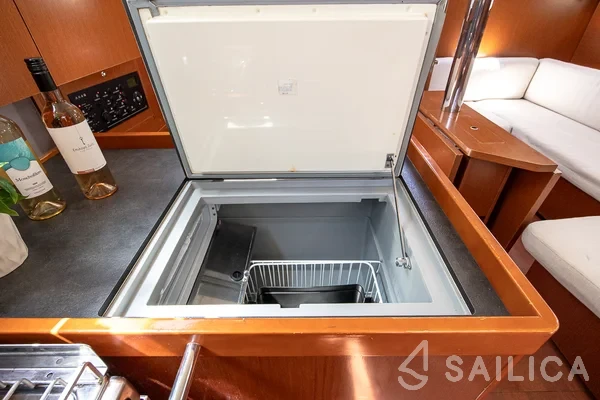 Oceanis 41.1 - Yacht Charter Sailica