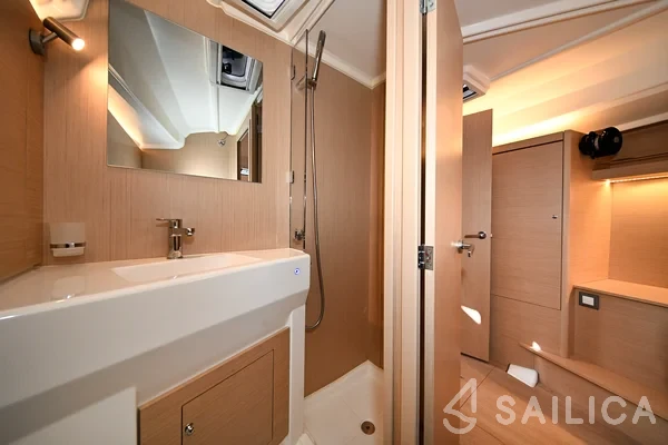 Oceanis 40.1 - Yacht Charter Sailica