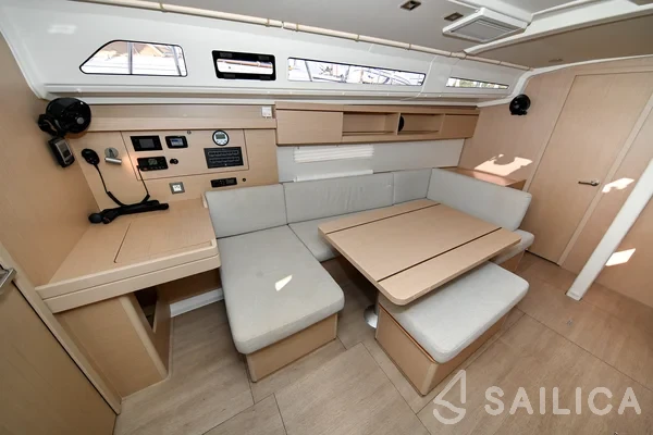 Oceanis 40.1 - Yacht Charter Sailica
