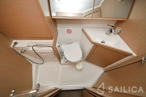 Oceanis 40.1 - Yacht Charter Sailica