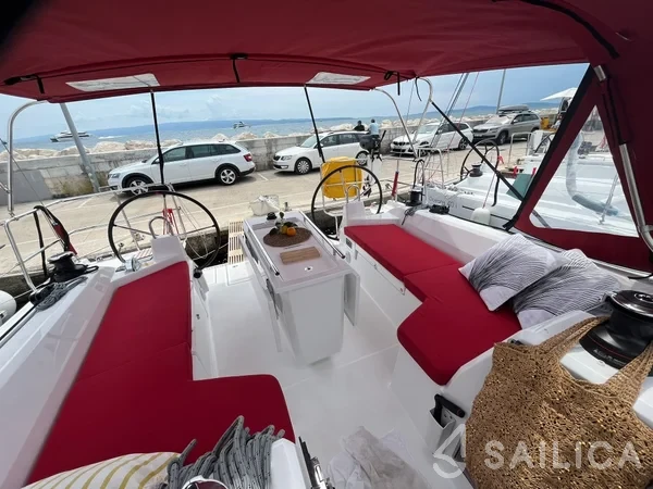 Oceanis 40.1 - Yacht Charter Sailica