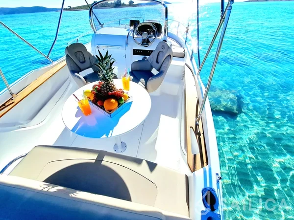 Key Largo 20 - Yacht Charter Sailica