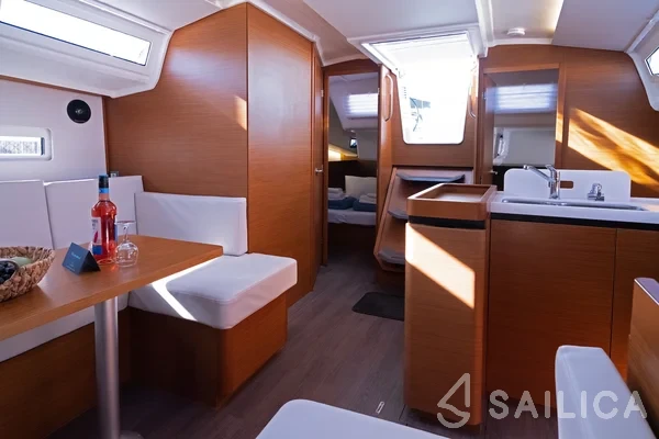 Sun Odyssey 410 - Photo #45 Sun Odyssey 410 - Yacht Charter Sailica
