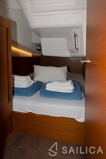 Sun Odyssey 410 - Photo #38 Sun Odyssey 410 - Yacht Charter Sailica