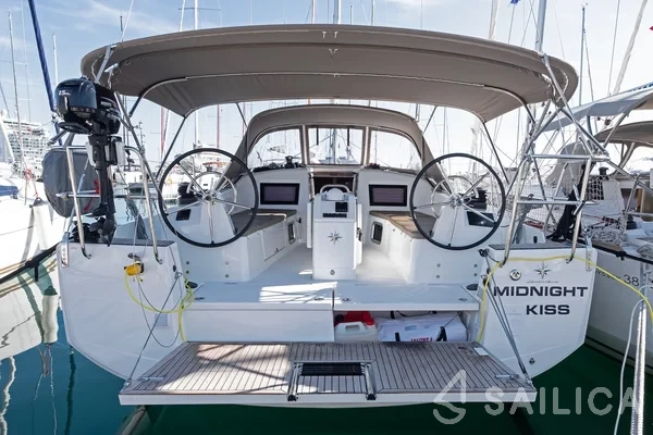 Sun Odyssey 410 - Photo #40 Sun Odyssey 410 - Yacht Charter Sailica
