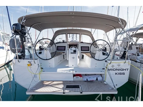 Sun Odyssey 410 - Photo #32 Sun Odyssey 410 - Yacht Charter Sailica