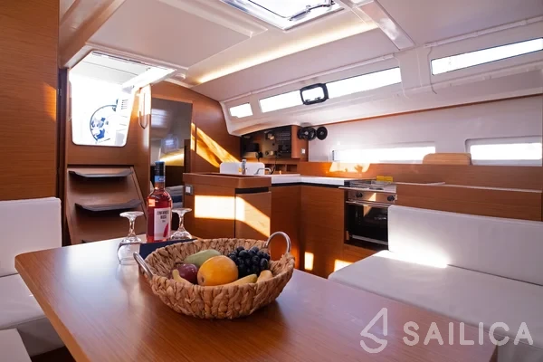 Sun Odyssey 410 - Photo #44 Sun Odyssey 410 - Yacht Charter Sailica