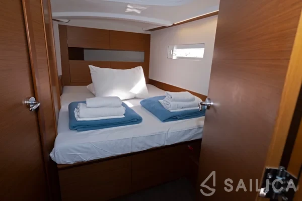 Sun Odyssey 410 - Photo #36 Sun Odyssey 410 - Yacht Charter Sailica