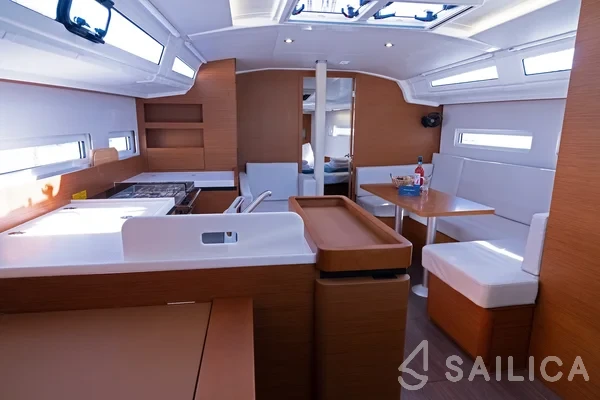 Sun Odyssey 410 - Photo #42 Sun Odyssey 410 - Yacht Charter Sailica