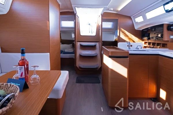 Sun Odyssey 410 - Photo #35 Sun Odyssey 410 - Yacht Charter Sailica