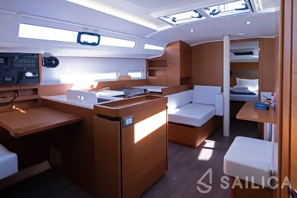 Sun Odyssey 410 - Photo #43 Sun Odyssey 410 - Yacht Charter Sailica