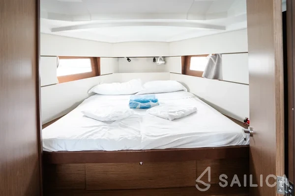 Oceanis 38.1 - Yacht Charter Sailica