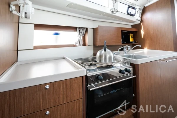 Oceanis 38.1 - Yacht Charter Sailica