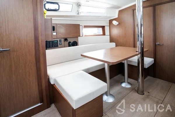 Oceanis 38.1 - Yacht Charter Sailica