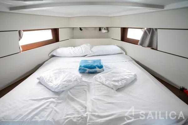 Oceanis 38.1 - Yacht Charter Sailica