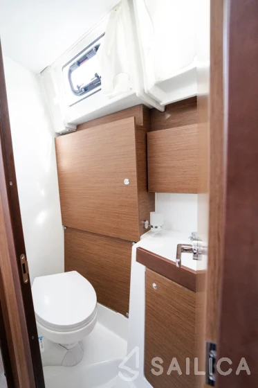 Oceanis 38.1 - Yacht Charter Sailica