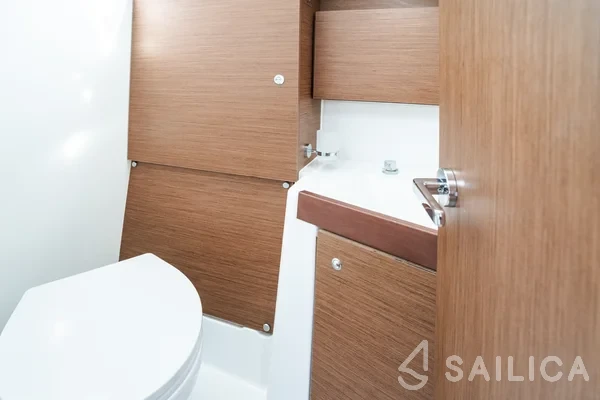 Oceanis 38.1 - Yacht Charter Sailica
