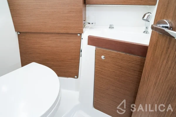 Oceanis 38.1 - Yacht Charter Sailica