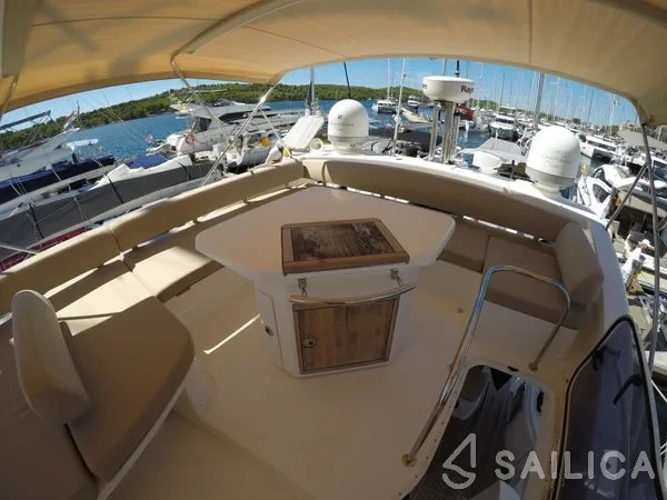 Azimut 47 - Yacht Charter Sailica