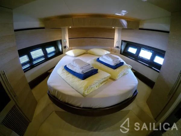 Azimut 47 - Yacht Charter Sailica