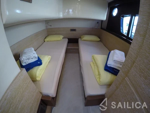 Azimut 47 - Yacht Charter Sailica