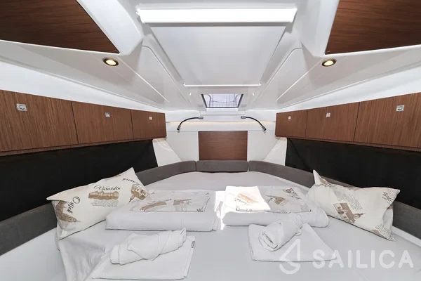 Antares 9 OB - Yacht Charter Sailica