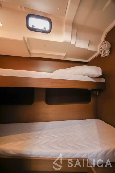 Oceanis 51.1 - Yacht Charter Sailica