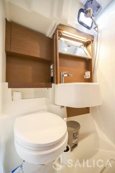 Oceanis 51.1 - Yacht Charter Sailica