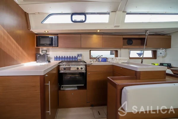 Oceanis 51.1 - Yacht Charter Sailica