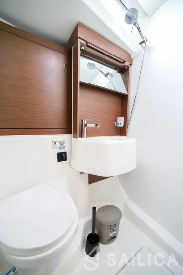Oceanis 51.1 - Yacht Charter Sailica