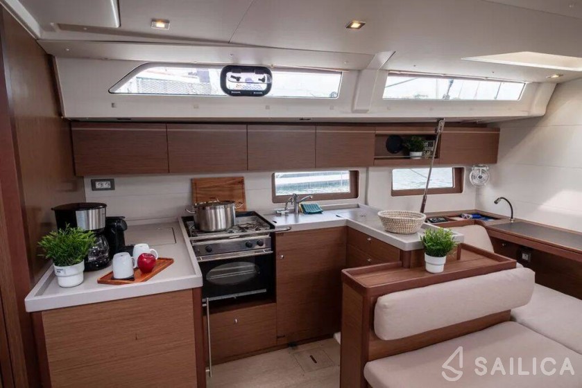 Oceanis 51.1 - Yacht Charter Sailica