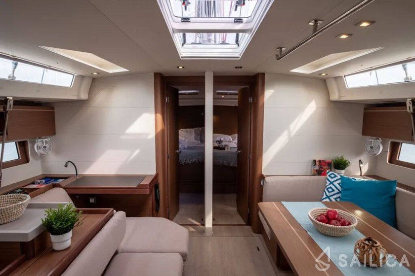 Oceanis 51.1 - Yacht Charter Sailica