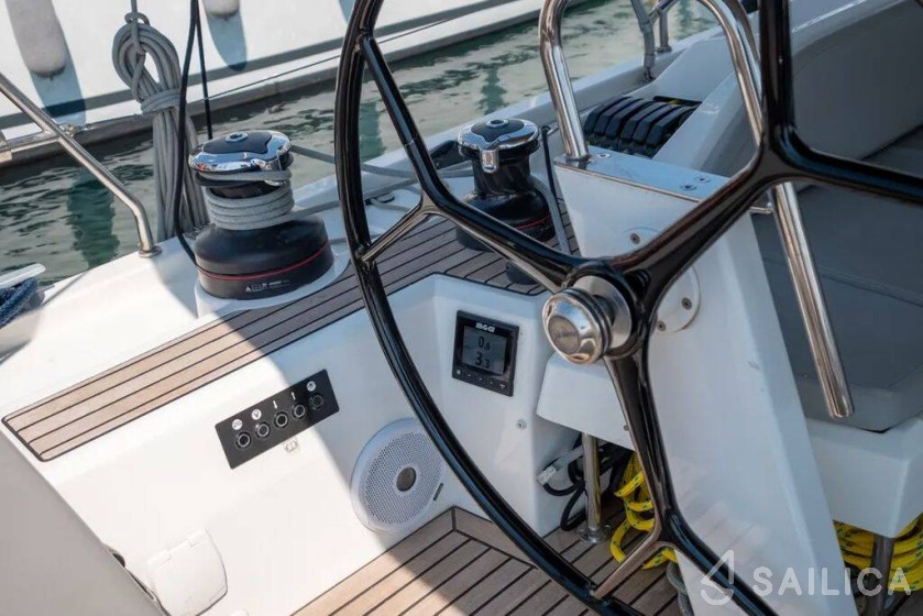 Oceanis 51.1 - Yacht Charter Sailica