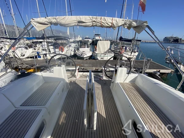 Oceanis 38.1 - Yacht Charter Sailica