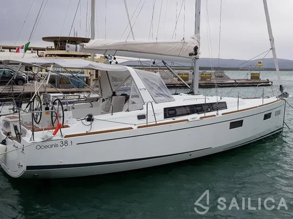 Oceanis 38.1 - Yacht Charter Sailica