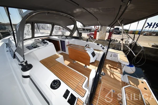 Bavaria C42 - Yacht Charter Sailica