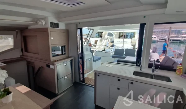 Astréa 42 - Yacht Charter Sailica