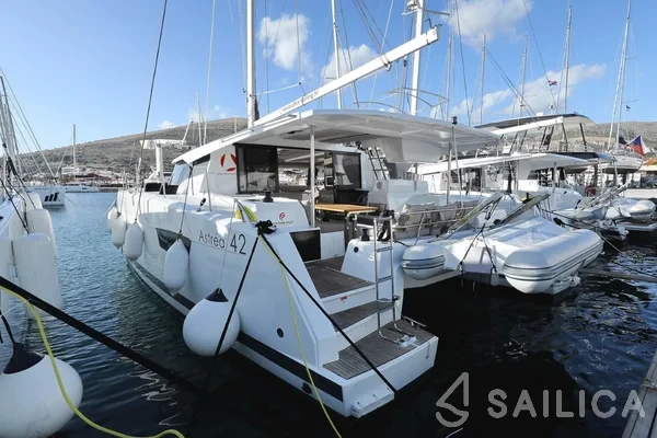 Astréa 42 - Yacht Charter Sailica