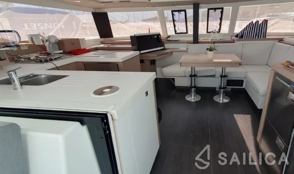Astréa 42 - Yacht Charter Sailica