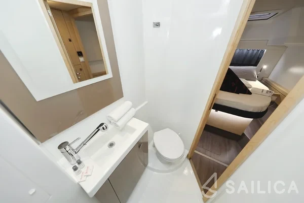 Astréa 42 - Yacht Charter Sailica